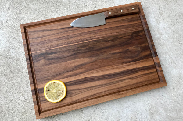 Cutting Board mit Kochmesser ONE aus Walnussholz